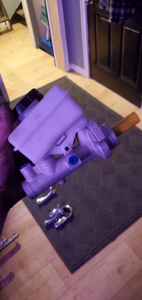 Cilindro maestro de freno Subaru Outback con depósito 2,5 AWD Foto 2 de 2