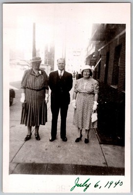 Vtg B&W Snapshot Man & Two Women In Sunday Best Hats Gloves City Street 1940