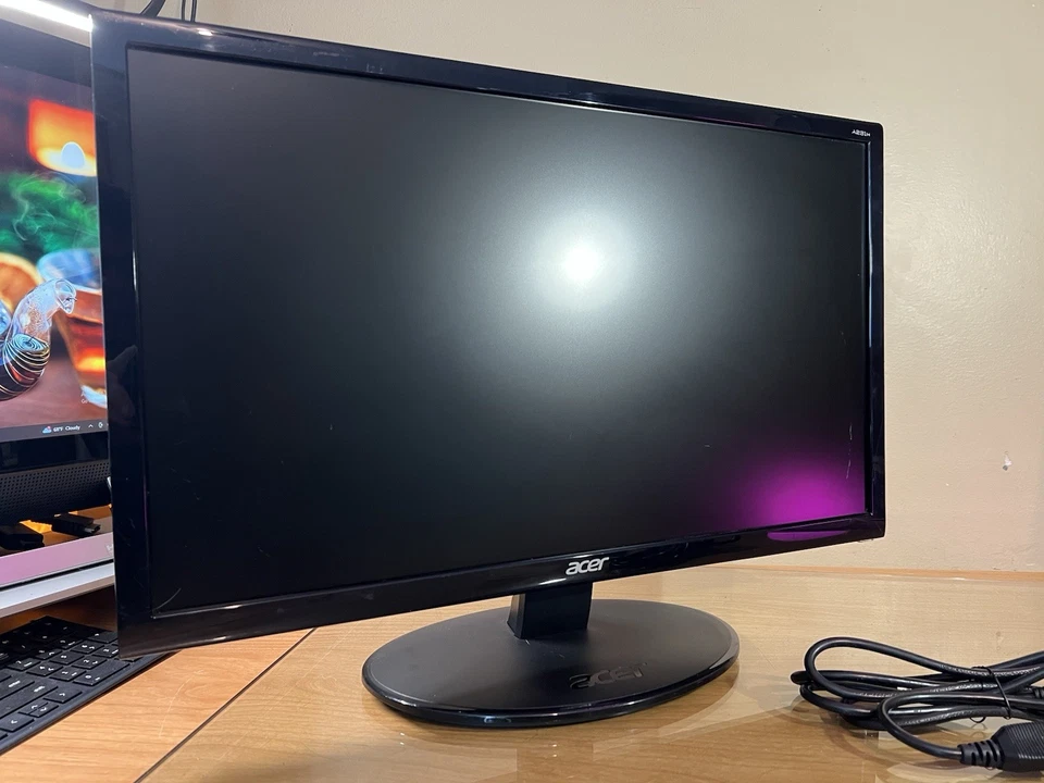 Acer A231H 23” Widescreen LCD Monitor with DVI & VGA Ports - Image 3 of 4