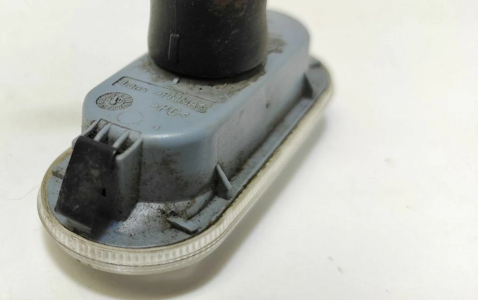 Volkswagen Golf IV 1999 Seitenblinker 1J0949117 UST42753 - Изображение 3 из 3