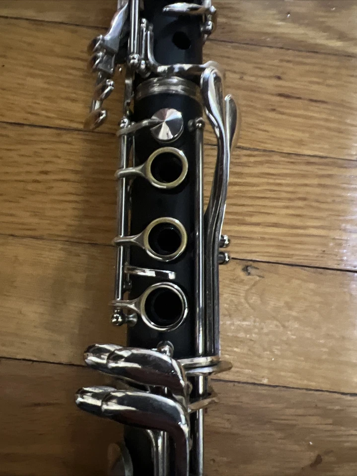 Clarinete vintage Estate Conn (?) Para piezas de reparación sin campana ni estuche se ve limpio Foto 3 de 4