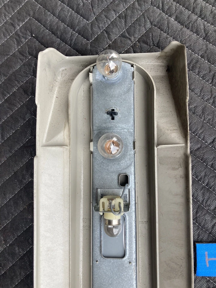 BMW E30 318i 325i 1982-1994 soporte bombilla trasera panel maletero 1368825 #2248M Foto 4 de 4