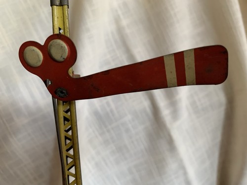 Vintage Lionel Flagman Railroad Crossing Gate Stop Signal 1045 Elec. Poles - Picture 14 of 22