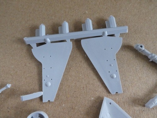 AIRFIX HAWKER HURRICANE MK1 1/24 SCALE UNDERCARRAGE PARTS - Picture 4 of 7