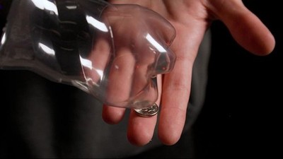 MÜNZSCHUSS von Alex Latorre - Münze durch Flasche Zaubertrick - visuelle Nahaufnahme