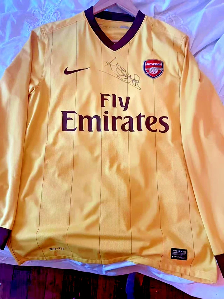 Maillot Arsenal Nike 2010/11 signé Kenny Sansom extérieur - Photo 1/4