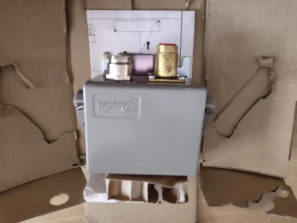 DANFOSS KPS35 060-310566 pressure switch Brand New air transport - Image 2 of 2