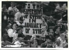 1994 Press Photo Packer Football Fans Hold Sign Of Their Superbowl Aspirations