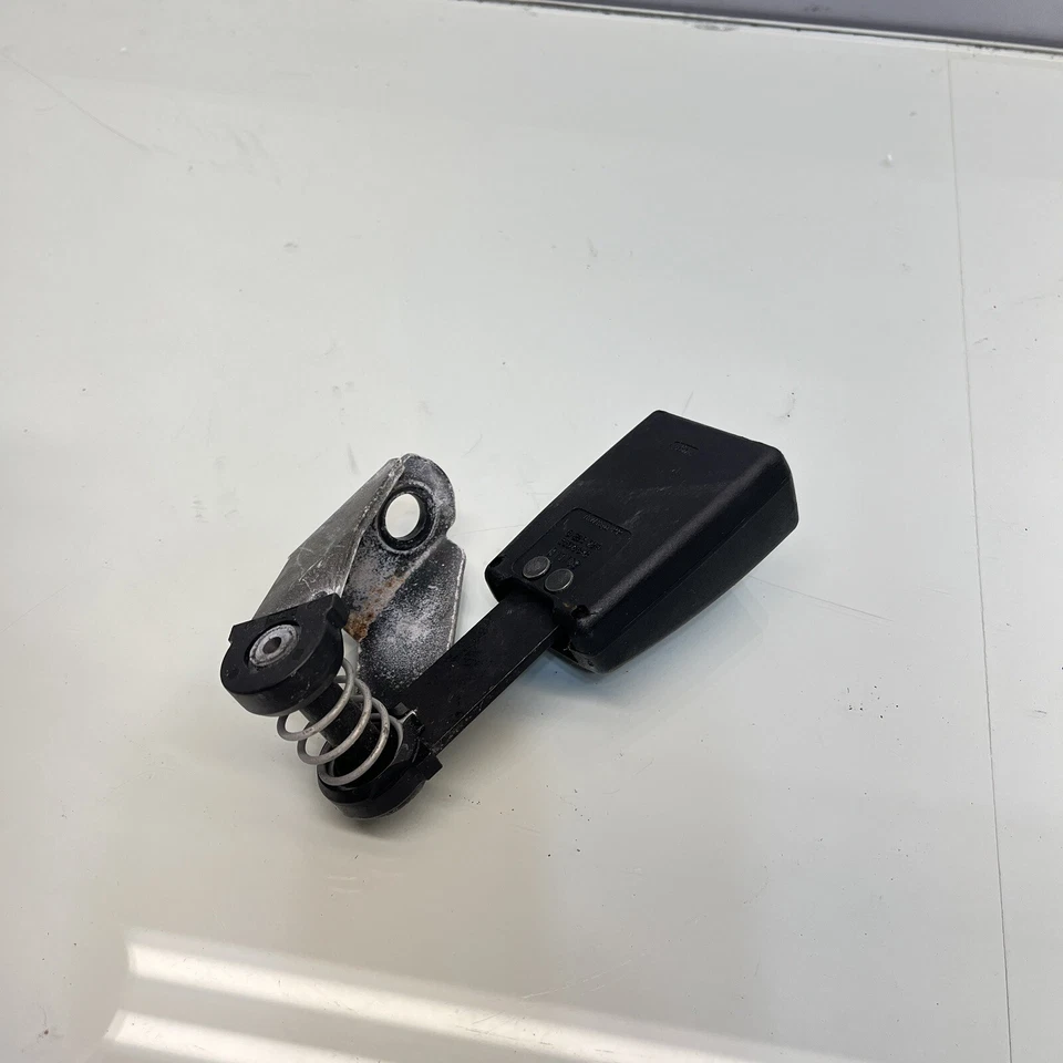 🥇2002 -2004 BMW 745Li Rear Right Seat Belt Buckle 8223324 OEM - Image 4 of 4