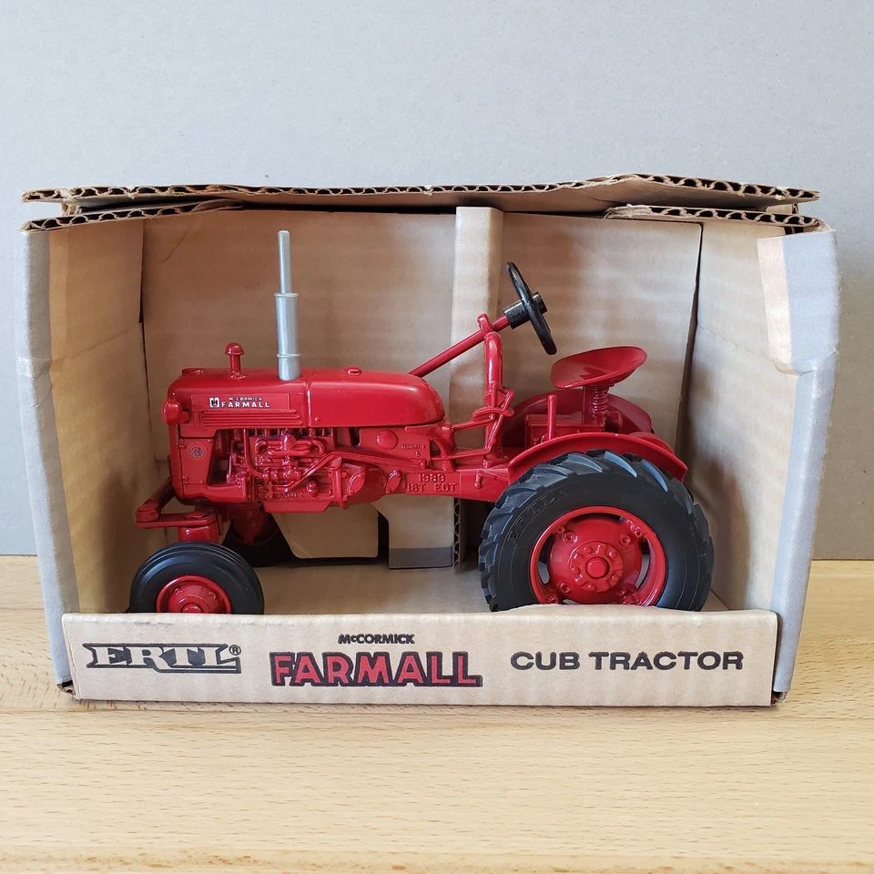 Ertl McCormick Farmall Cub Tractor Special Edition Diecast 1:16 - Image 2 of 4