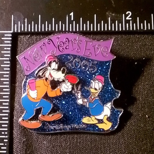 Walt Disney World WDW New Year's Eve 2005 Goofy & Donald Duck 3D Pin LE 7500