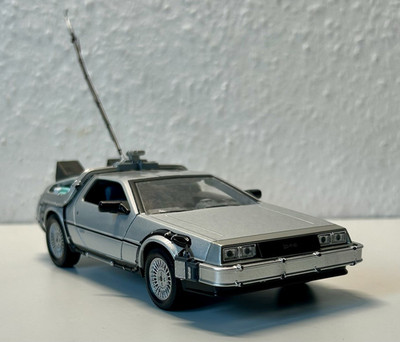 WELLY DeLorean DMC-12 Back to the Future 1:24 Modellauto Silber Flügeltüren