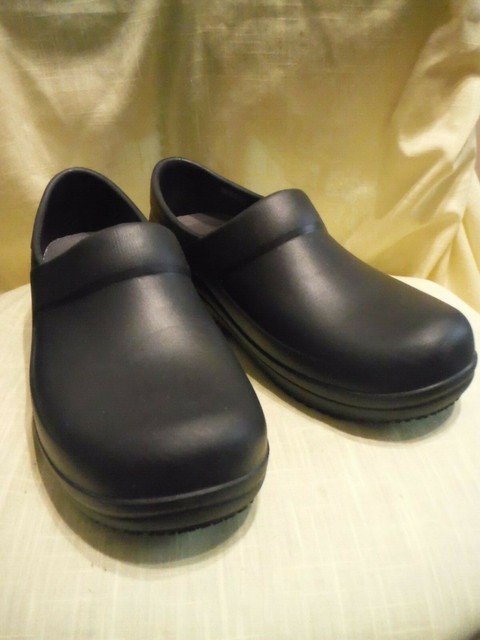 black crocs women's size 7
