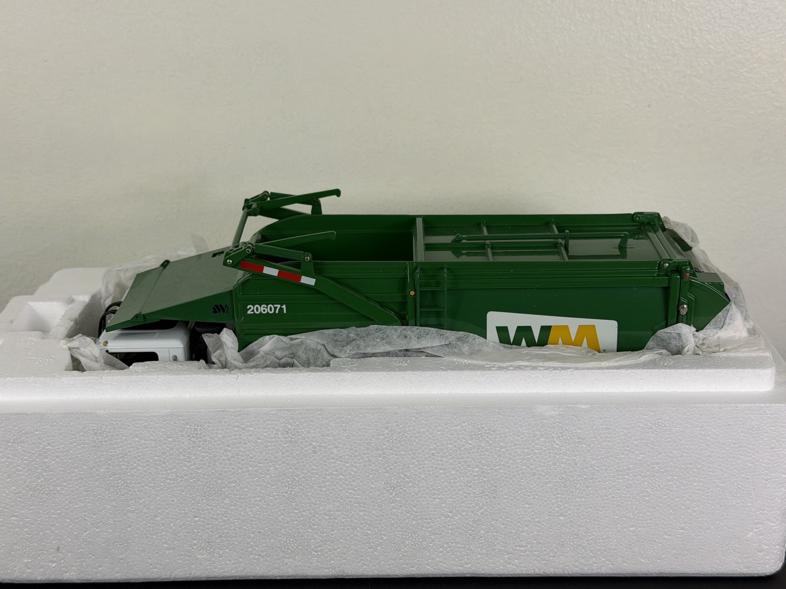 NIB  First Gear 1:34 Waste Management Mack Front-End Loader With Bin 19-2924