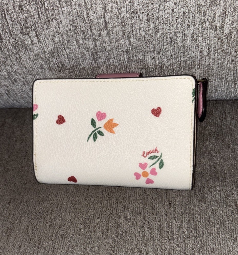 💗🌷COACH Medium Corner Zip Wallet w/Heart Petal Floral Print Chalk (C7652) NWT!