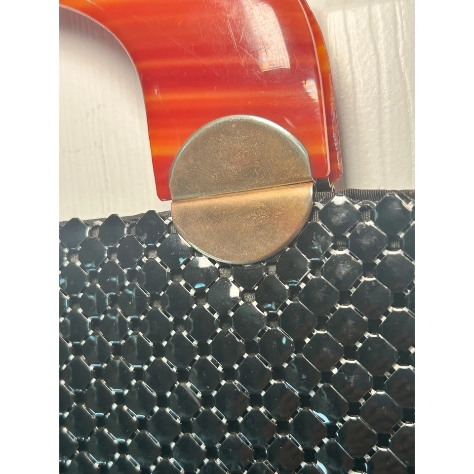 Bolso clutch retro vintage de malla metálica negra Whiting and Davis con mango Lucite Foto 4 de 4