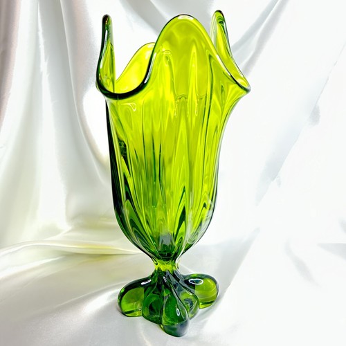 Vintage MCM Viking Glass 11.5” Twisted Foot Avocado Green 4 Square Swung Vase - Picture 4 of 12