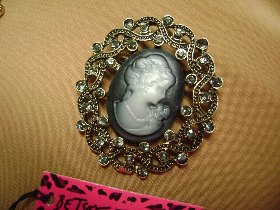 НОВЫЙ С ЯРЛЫКАМИ BETSEY JOHNSON СО СТРАЗАМИ ОВАЛЬНЫЙ ВИКТОРИАНСКИЙ ЛЕДИ КАМЕЯ БРОШЬ. ПРОДАВЕЦ ИЗ США - Изображение 3 из 4