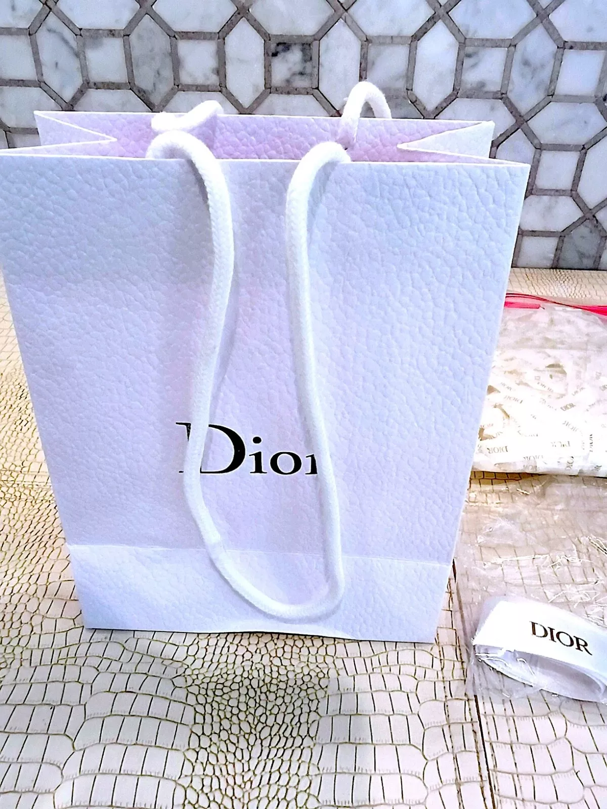 Petit sac shopping papier Dior neuf jamais utilisé avec déchiquetage/ruban Dior
