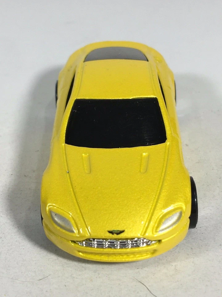 Aston Martin V8 Vantage 2005 Hot Wheels желтый HW первое издание Realistix отдельно - Изображение 3 из 4