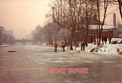 PHOTO  WALKING ON WATER IN LEICESTER IN DECEMBER 1981 IT WAS SO COLD (-15C AT NI