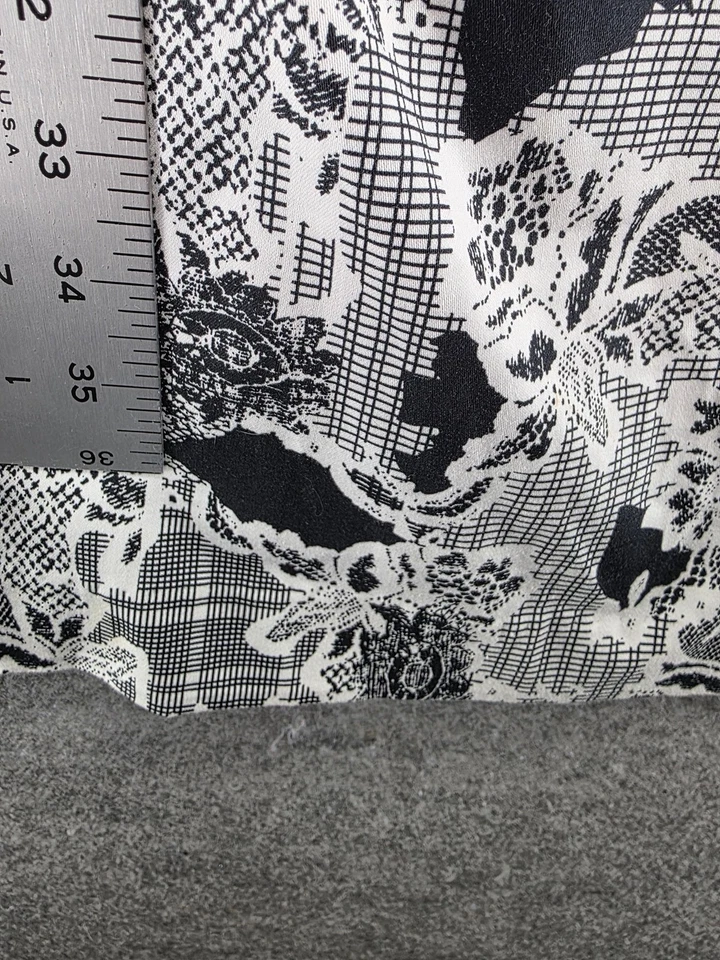 Vestido ModCloth para mujer mediano negro blanco fruncido manga gorra cuello en V elástico Foto 4 de 4