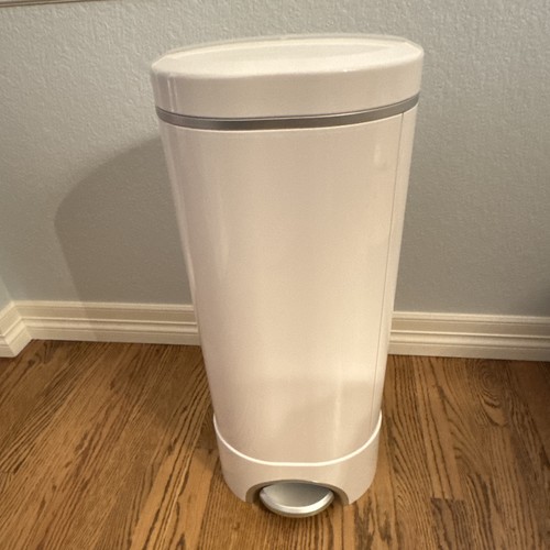 Munchkin White Diaper Pail Diaper Disposal Bin with Lid & Foot Pedal