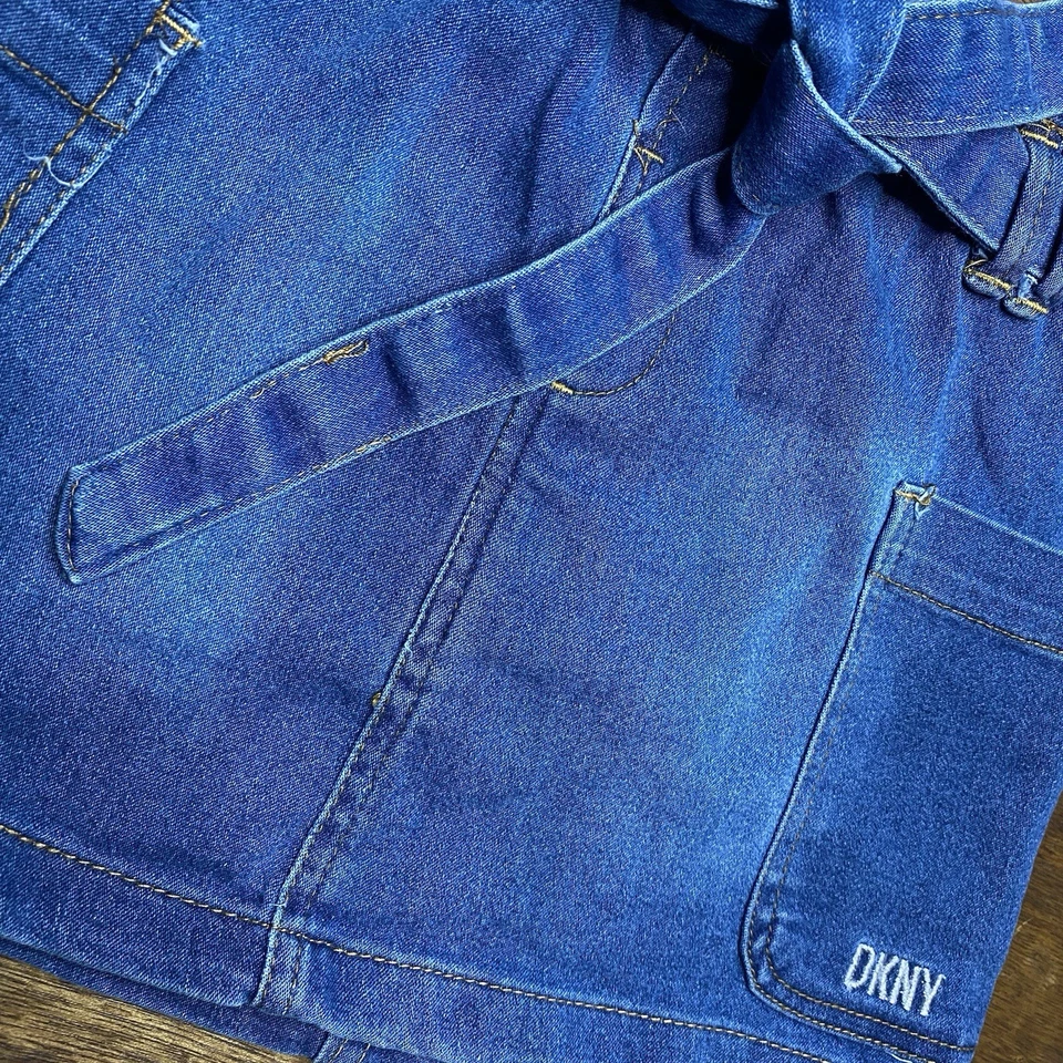 Falda vaquera para niñas DKNY 6 niños denim con cinturón y cintura elástica Foto 2 de 4