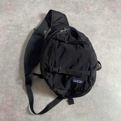 90s VINTAGE Patagonia 旧アトム　ショルダーバック　ブラック 90s VINTAGE Patagonia 旧アトム ショルダーバック ブラック