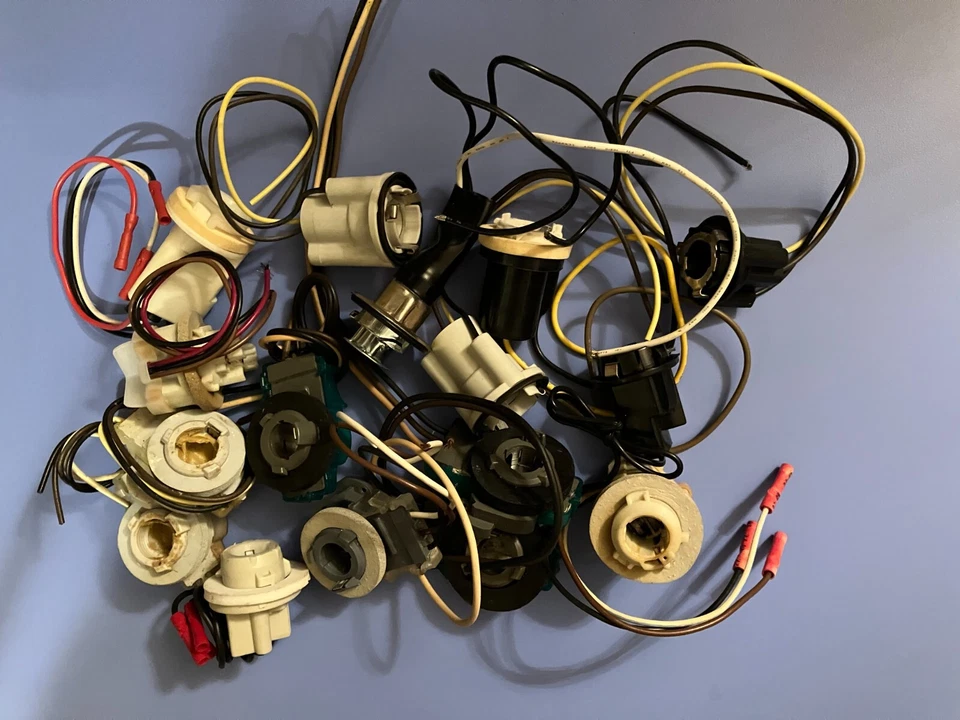 16 PCS ASSORTMENT LIGHT SOCKETS - Image 2 of 4