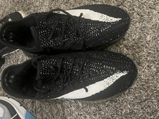 adidas Yeezy Boost 350 V2 Oreo Core Black/Cor...
