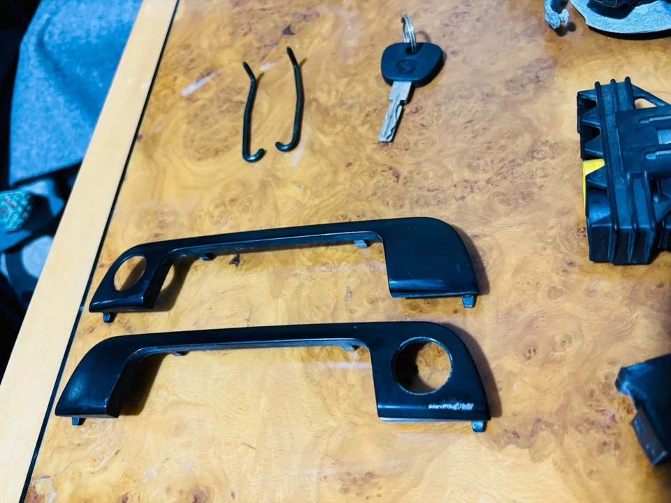 BMW E32 E34 M5 -535i 735i-(88-90) OEM Front (L+R) FULL Door Handle & Key 2 Plugs - Image 3 of 4