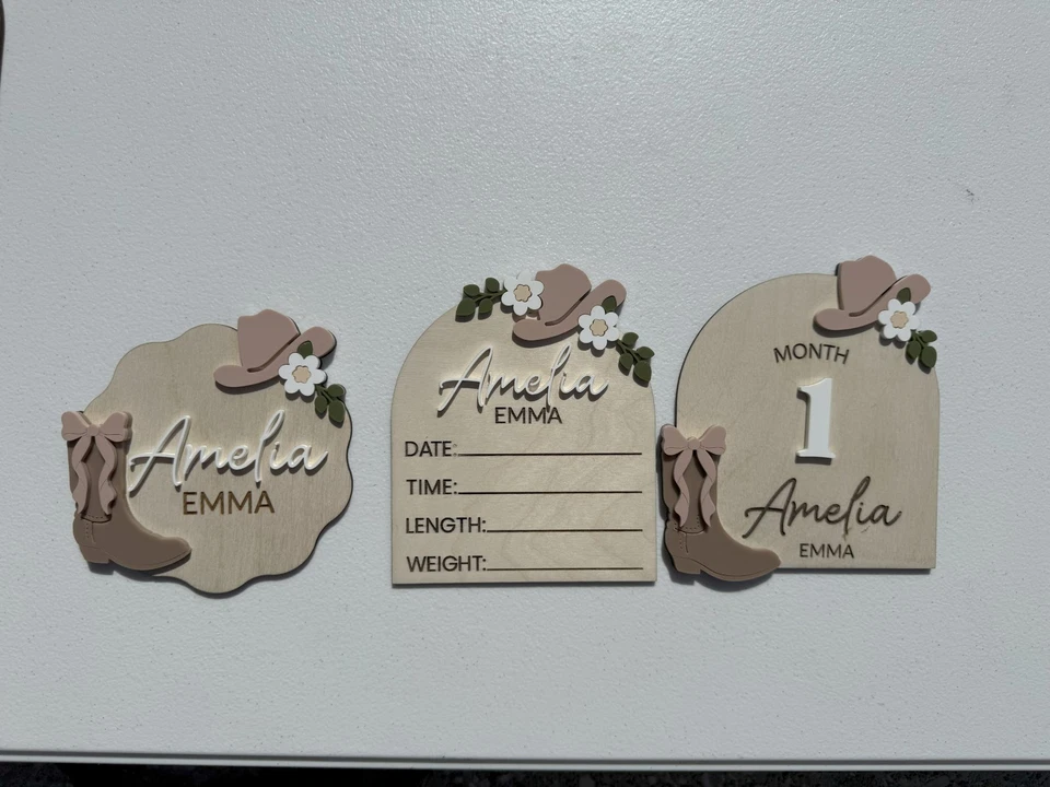 Juego personalizado de hitos de bebé vaquera: accesorios para fotos de madera y acrílico grabados Foto 2 de 4