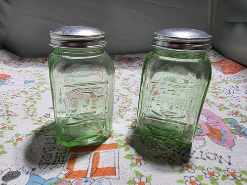 HAZEL-ATLAS VINTAGE EMBOSSED GREEN Glass Transparent SALT & PEPPER SHAKER SET