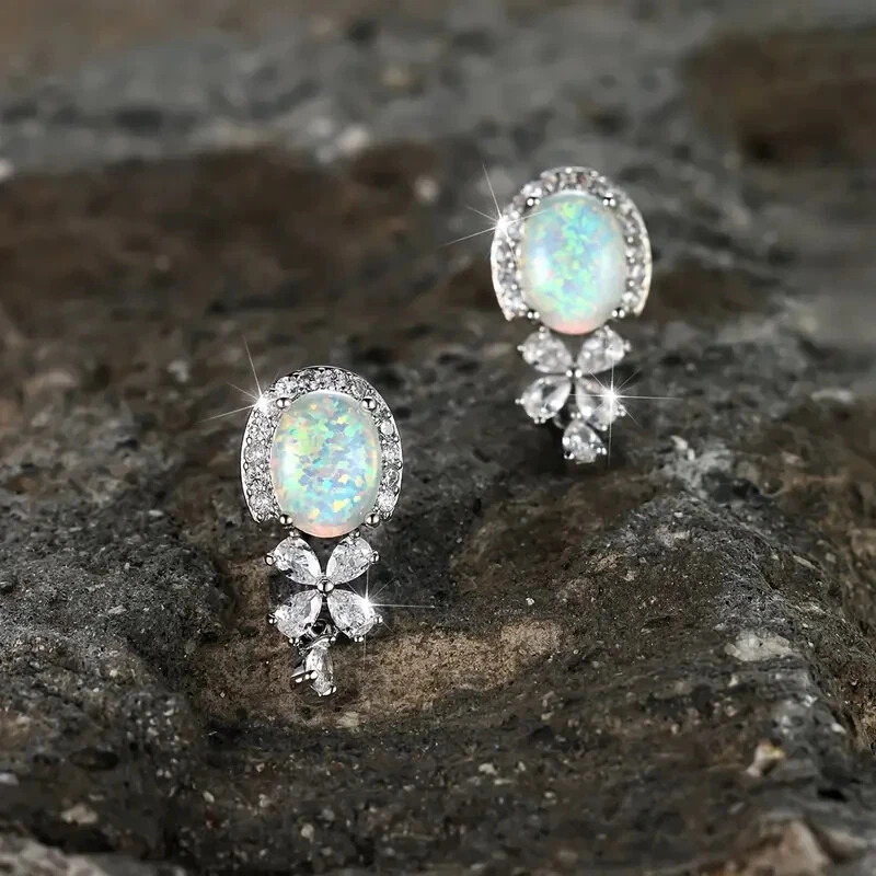 Aretes ovalados de ópalo de fuego creados en laboratorio para mujer enchapados en oro blanco de 14K Foto 3 de 4