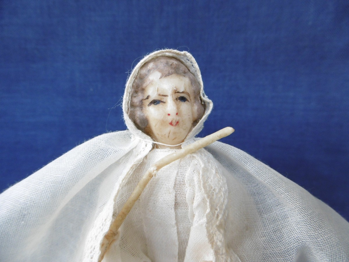 POUPEE ANCIENNE EN CIRE - COMMUNIANTE SUR BOITE DE DRAGEES - HAUTEUR 17 CM ( 2
