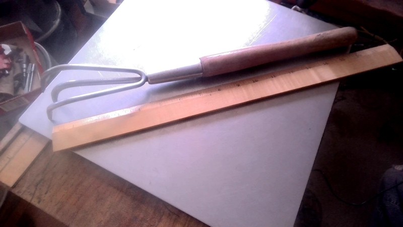 Hand Claw Rake 17" wood handle unmarked