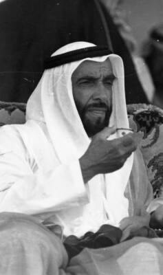Sheikh Zayed bin Sultan al-Nahyan 1980 OLD PHOTO 16
