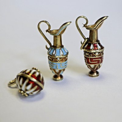 3 Stück fein emailierte Kettenanhänger in 585 Gold, = 11,4 g