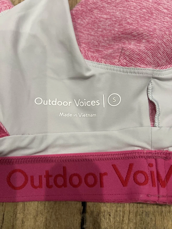 Спортивный бюстгальтер Outdoor Voices розовый трехцветный с косой спинкой укороченный топ женский размер маленький - Изображение 3 из 4