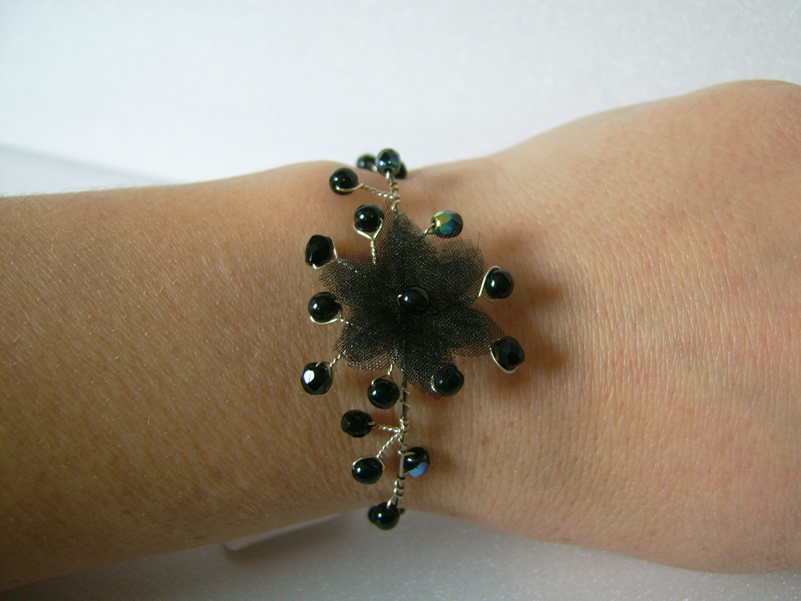 Bracelet noir original avec fleur et perles nacrées accessoire robe de mariée soirée