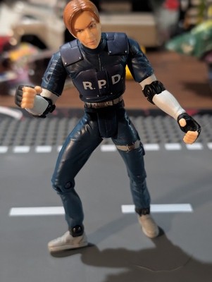 Toy Biz Resident Evil 1998 Leon Kennedy figure