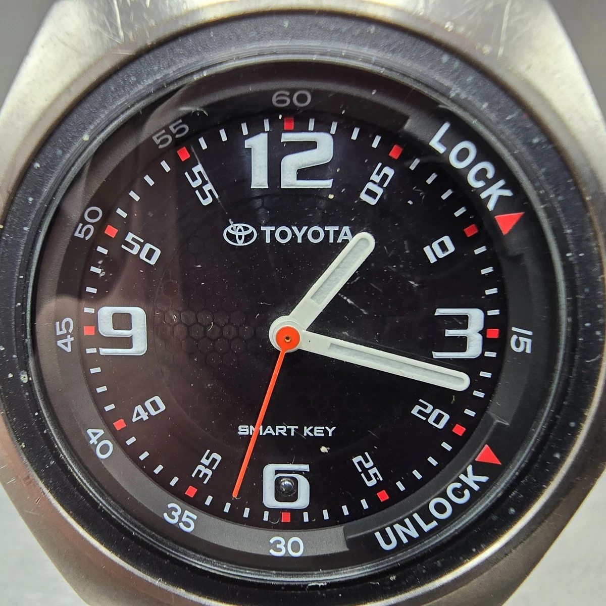 Reloj Citizen Toyota Llave Inteligente Hombre 44mm Esfera Negra Titanio Solar Redondo Funciona