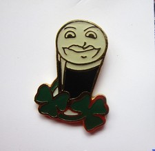 GUINNESS VERY  COLLECTABLE VINTAGE  GUINESS GLASS WITH SHAMROCKS METAL PIN BADGE
