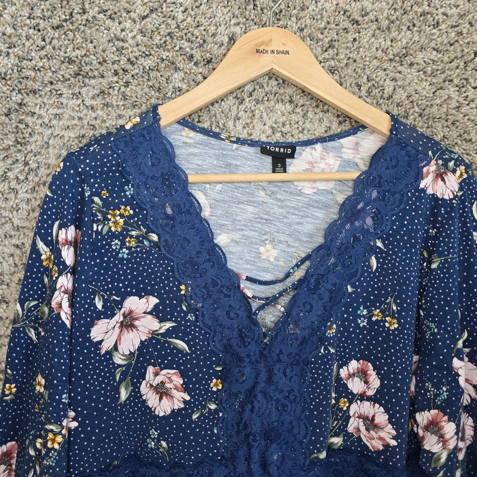 Blusa Torrid Top Mujer 3 US Plus 3X Azul Lunares Floral Cuello en V Manga Larga Foto 4 de 4