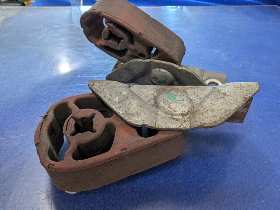 Пара оригинальных креплений подвески выхлопа глушителя BMW X5 X6 - Изображение 3 из 4