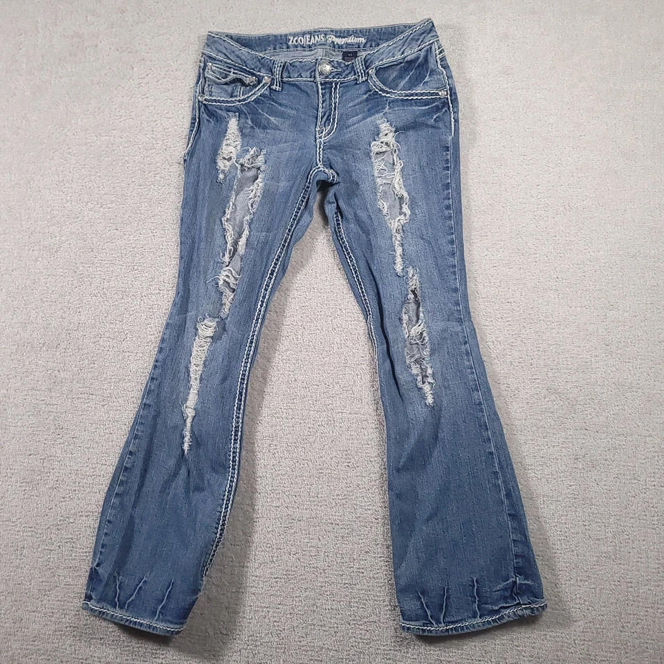 Jeans ZCO Juniors Talla 11 tiro bajo desgastado adornado lavado medio bootcut  Foto 2 de 4
