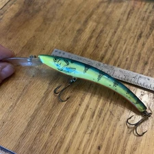 REEF RUNNER Fishing Lure 4.75” Length 1/2 Oz Weight Chartreuse Black Green Used
