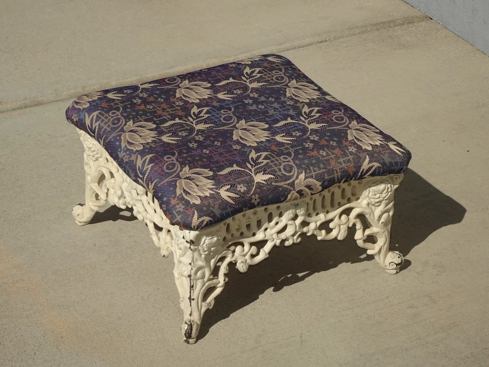 Reposapiés de hierro fundido blanco vintage francés de granja con tela floral Foto 3 de 4