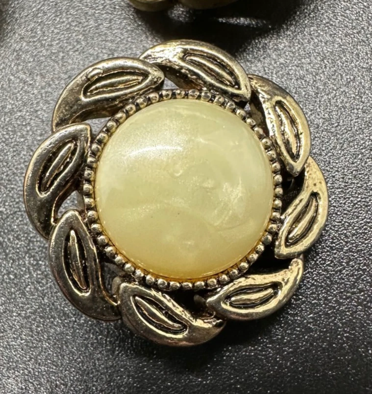 19-piece Vintage gold, MOP, shank buttons. See Photos for details. - Image 2 of 4